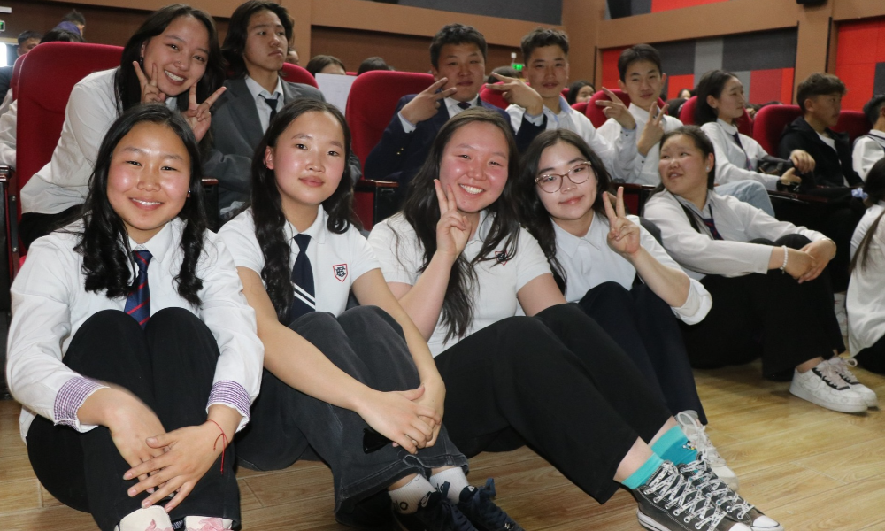 #Өвөрхангай аймгийн Арвайхээр сумын Ерөнхий боловсролын 4 дүгээр сургуулийн ахлах ангийн 200 орчим сурагч “Хүндэтгэлтэй харилцаа, аюулгүй орчин-2” сэдэвт сургалтад идэвхтэй хамрагдлаа.

#Энэхүү сургалтыг “Эерэг сэтгэлгээний давлагаа” төслийн санаачлагч Н.Энхбаатар удирдан явуулж, сурагчдад:
🙂Өөртөө итгэх итгэлээ нэмэгдүүлэх 
🙂Ирээдүйн мэргэжлээ зөв сонгох 
🙂Зөв дадал хэвшлийг төлөвшүүлэх чиглэлээр сонирхолтой илтгэл, зөвлөгөөг хүргэлээ.
🙆‍♀️Мөн ХГБХХГ-ын мэргэжилтэн Э.Эрдэнэжаргал Өсвөр насныхны эзэмшвэл зохих чухал ур чадварын талаар сургалт орлоо.
🙆‍♀️Сургалтын үеэр сурагчид идэвхтэй оролцож, үзэл бодлоо чөлөөтэй илэрхийлэн, харилцааны соёл болон аюулгүй орчны ач холбогдлыг илүү гүнзгий ойлгож авлаа. 
#ХүүхэдХайрИрээдүй
#ХүүхдийнХөгжил
#4дүгээрсургууль
#ӨвөрхангайАрвайхээр