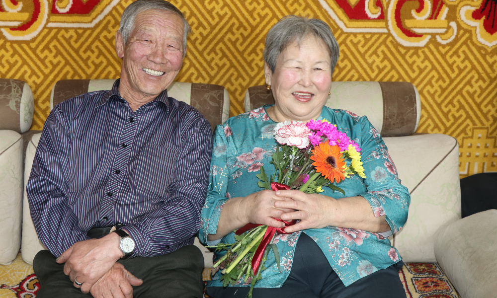 ✅️Гэр бүлийн үнэ цэн, хайр халамж, бие биенээ хүндлэх эрхэм чанаруудыг түгээн дэлгэрүүлэх зорилготойгоор бид Д.Буянтогтох, Б.Амгалан нарын гэр бүлийг онцоллоо.
✅️Тэдний халуун дулаан уур амьсгал, харилцан ойлголцол, бие биеэ дэмжих чин сэтгэл нь бусдад үлгэр дуурайлал болсоор ирсэн билээ. 
✅️Хайр халамжаар дүүрэн гэр бүл-нийгмийн хамгийн бат бөх үндэс билээ.
#ХалуунАмБүл 
#ГэрБүл 
#ХайрХаламж 
#ҮнэтЗүйлс