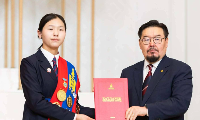 "Оны онцлох хүүхэд" шалгаруулах номинацын "Биеийн тамир, спорт"-ын төрөлд Арвайхээр сумын ЕБ-ын 2 дугаар сургуулийн тусгай хэрэгцээт бүлгийн 12-р ангийн сурагч Б.Буянтогтох шалгарч, аймаг, орон нутгийнхаа нэр хүндийг өндөрт өргөлөө. 
Б.Буянтогтохдоо цаашдын сурлага, спортын өндөр амжилтыг хүсэн ерөөе. &#55356&#57225&#55356&#57225&#55356&#57225