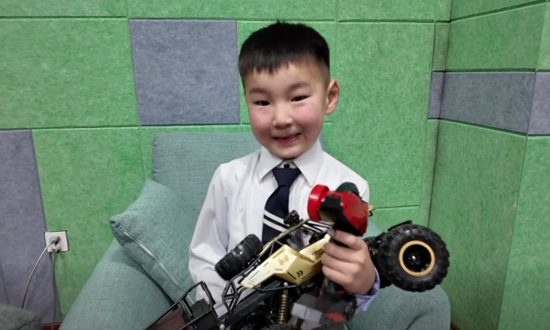 &#55356&#57224&#55358&#56824"ХҮҮХДИЙН ЕРТӨНЦ" ЦУВРАЛ КОНТЕНТЫН ГУРАВ ДАХ ДУГААРТ ӨВӨРХАНГАЙ АЙМГИЙН АРВАЙХЭЭР СУМЫН ТЭМҮҮЛЭЛ-ЭРДЭМ СУРГУУЛИЙН СУРАГЧ Б.ЭРДЭМ УРИГДЛАА. 
&#55357&#56422“Хүүхдийн ертөнц" бол хамгийн үнэ, цэнтэй ертөнц.
Халуун ам бүлд өсөж, хайрлагдсан хүүхэд бүр өнөөдрийн инээдээрээ ирээдүйг гэрэлтүүлнэ.
&#55357&#56422Бид "Хүүхэд-Хайр-Ирээдүй" уриан дор тэдний ертөнцийг мэдэрч, сонсож та бүхэндээ хүргэж байна.
#Хайрлагдсан_хүүхэд 
#халуунамбүл 
#ХүүхэдХайрИрээдүй 
#Өвөрхангай 
#хүүхдийнбайгууллага