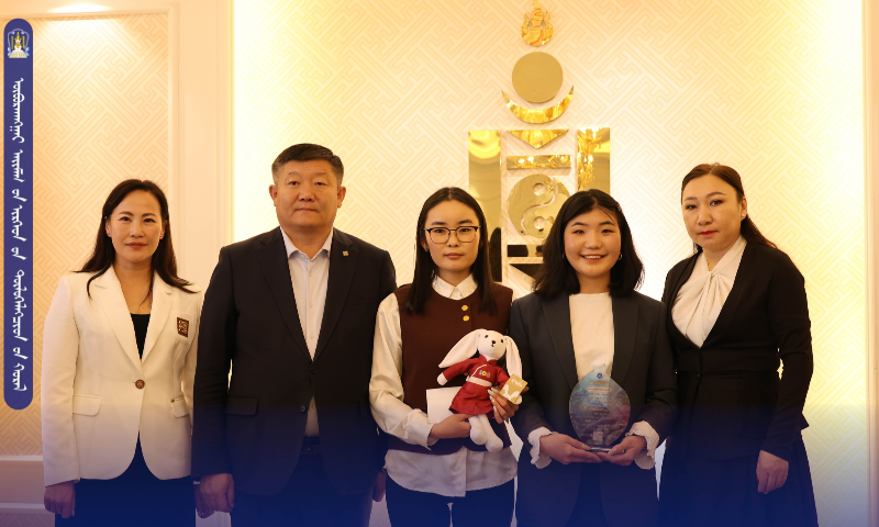 Өвөрхангай аймгийн хэмжээнд 36 хамтарсан багт 350 гишүүн ажиллаж байгаа бөгөөд ажил үйлсээрээ тэргүүлсэн багуудыг тодруулж, шагнал гардууллаа.  
Тодруулбал гэр бүлийн хүчирхийлэл, хүүхдийн эрхийн зөрчил, хүүхдийг хүчирхийллийн бүх хэлбэрээс урьдчилан сэргийлэх, хамгаалах, илрүүлэх, бууруулах чиглэлээр үр дүнтэй ажиллаж кэйс илрүүлэлт, шийдвэрлэлтийг нэмэгдүүлж, нийгмийн ажлын нэн шаардлагатай цогц үйлчилгээг оновчтой төлөвлөн хэрэгжүүлж, 2025 оны ажлын гүйцэтгэлээр доорх байдлаар үнэлэгдсэн хамтарсан багууд шалгарлаа. Үүнд: 
1. 2025 оны ажлын гүйцэтгэлээр 93 хувиар үнэлэгдэж, Шилдэг хамтарсан багаар шалгарсан Авирмэд ахлагчтай Арвайхээр сумын 4 дүгээр багийн хамтарсан баг,
2. 2025 оны ажлын гүйцэтгэлээр 91,5 хувиар үнэлэгдэж, Шилдэг хамтарсан багаар шалгарсан Бат-Эрдэнэ ахлагчтай Хархорин сумын хамтарсан баг, 
3. 2025 оны ажлын гүйцэтгэлээр 89 хувиар үнэлэгдэж, Шилдэг хамтарсан багаар шалгарсан Хэрлэн ахлагчтай Арвайхээр сумын 12 дугаар багийн хамтарсан баг,
4. 87,3 хувиар үнэлэгдэж, Шилдэг хамтарсан багаар шалгарсан Оюунгэрэл ахлагчтай Өвөрхангай аймгийн Хужирт сумын хамтарсан баг, Түмэн-Өлзий ахлагчтай Арвайхээр сумыг 6 дугаар багийн хамтарсан баг тус тус шалгарлаа.