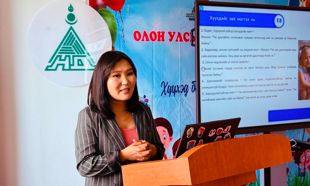 
🔰Нийгмийн даатгалын газраас албан хаагчдын гэр бүлд “Хүүхдийн баяр”-ын өдрийг тохиолдуулан зохион байгуулсан “Бүх хайраа гэр бүлдээ” өдөрлөгт 
-Хүүхдийг зөв магтаж зэмлэх арга
-Хүүхдийн нас биеийн онцлого
-Гэр бүл дэх хүүхэд хамгаалал
-Хүүхэд хамгааллын тухай хууль
дээрх сэдвүүдийн хүрээнд сургалтыг зохион байгууллаа. 
🔰Хамтран ажиллаж албан хаагчдын ажил амьдралын тэнцвэрт байдал, гэр бүлийн боловсрол олгох чиглэлээр нөлөөллийн үйл ажиллагааг зохион байгуулсан Нийгмийн даатгалын газрын дэргэдэх “Эцэг эхийн зөвлөл”-д талархсанаа илэрхийлье.
Гэр бүлийн хөгжлийн мэргэжилтэн Т.Жавзансүрэн 
