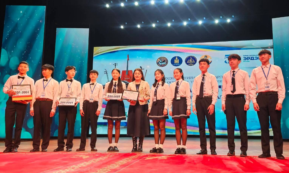 Б.ОТГОНДУЛАМ: Орхон аймгийн засаг даргын нэрэмжит өсвөрийн үндэсний хөгжимчдийн  "Уран Эгшиг" улсын  уралдаан Эрдэнэт хотноо  амжилттай сайхан зохион байгуулагдаж дүнгээ гаргалаа. 
⚘️⚘️⚘️Уралдаанд нийслэлийн 9 дүүрэг 15 аймгийн нийт 39 хамтлаг 520 гаруй сурагч өрсөлдсөн чансаа өндөр уг тэмцээнд шавь нартайгаа анх удаа оролцлоо. 
Уралдааны хамтлаг болон цөөхүүл төрөлд АЛТАН ГАДАС ОДОНТ I СУРГУУЛЬ -  ын дэргэдэх "Ятгын эгшиг -3" хамтлаг Дэд байр 🏆, уралдааны гоцлол төрөлд:
М.Азбаяр Тэргүүн байр🥇🥇🥇
Г.Галбадрах Дэд байрт 🥈🥈🥈шалгарч өндөр амжилт үзүүлэн, сурагч Чингүүн, Билгүүн Бямбабаяр, Гансүлд нар гоцлол төрөлд  амжилттай сайн оролцлоо. 
🙋‍♀️🙋‍♀️🙋‍♀️Хөдөлмөрч авьяаслаг шавь нар минь түүхт сургуулийнхаа 100 жилийн ойд өндөр амжилтаар бэлэг барьлаа, багш нь бахархаж байна аа 👏👏👏
Дэмжиж тусалсан бүх хүмүүстээ, зохион байгуулагчдадаа, урмын халуун үгсээ харамгүй хайрлаж жигүүр нэмсэн эрхэм шүүгчдэдээ халуун талархал илэрхийлье👏👏👏
Хамтран ажилласан концертмейстр Соёлоо багшдаа баярлалаа👏👏👏