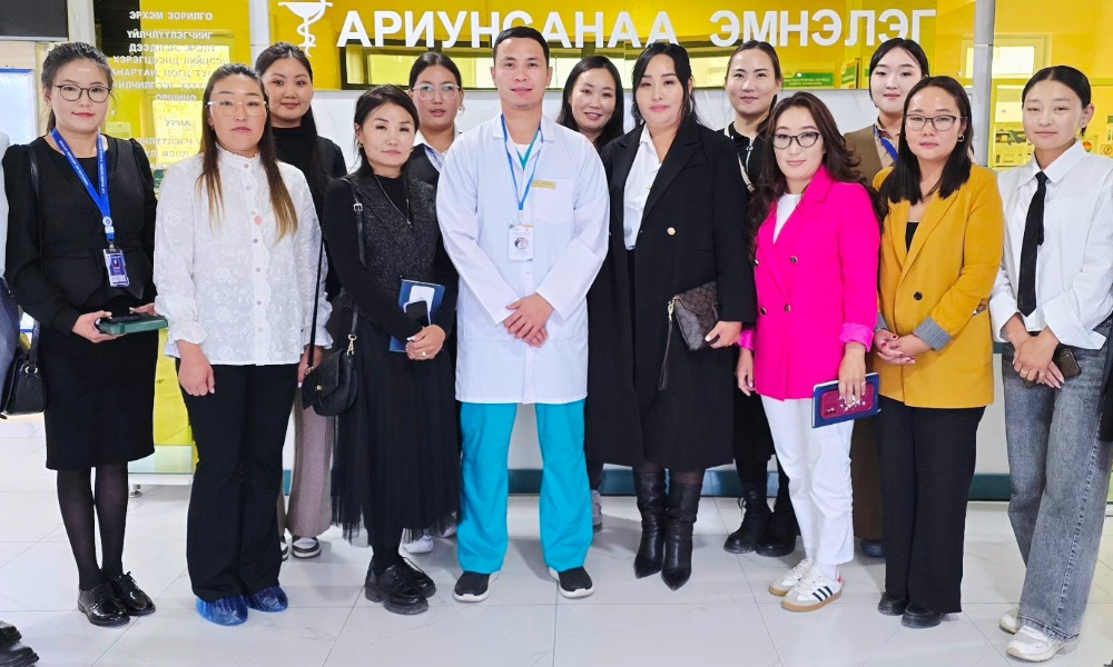“Ариунсанаа эмнэлэг”, Хүүхэд, гэр бүлийн хөгжил, хамгааллын газартай (ХГБХХГ) хамтран Арвайхээр сумын 13 багийн Хүүхэд, гэр бүлийн нийгмийн ажилтнуудын оролцоотойгоор согтуурах, мансуурах донтох өвчтэй иргэн, хорих ангиас суллагдсан иргэн болон байнгын асаргаа шаардлагатай хөгжлийн бэрхшээлтэй иргэн, хүнд хэлбэрийн хөгжлийн бэрхшээлтэй хүүхэдтэй өрх, эдгэшгүй  хүнд өвчтэй иргэнд зориулсан олон нийтийн оролцоонд тулгуурласан нийгмийн халамжийн үйлчилгээг үзүүлнэ. 
Төсөлд хамрагдсан иргэдэд:
✅️Сургалт, нөлөөллийн арга хэмжээ: 
Гэр бүл, хөдөлмөр, нийгмийн хамгааллын сайдын 2025 оны А/53 тушаалын нэгдүгээр хавсралтад заасны дагуу сургалт, сурталчилгаа, олон нийтийн арга хэмжээг зохион байгуулна.
✅️Эрүүл мэндийн үйлчилгээ: Монгол Улсын Эрүүл мэндийн тухай хуульд заасны дагуу урьдчилан сэргийлэх үзлэг, шинжилгээ, оношилгоонд хамруулна.
✅️Нөхөн сэргээх болон сэтгэл зүйн дэмжлэг: 
Нөхөн сэргээх эмчилгээ, сэтгэл зүйн зөвлөгөө, асаргаа болон бусад шаардлагатай эмнэлгийн тусламж үйлчилгээг үзүүлнэ.
Энэхүү үйлчилгээ нь:
🔰Иргэдийг нийгмийн ялгаварлал, гадуурхлаас хамгаалах, нийгмийн амьдралд оролцох боломжийг дэмжих
🔰Олон нийтийн арга хэмжээнд оролцуулах, эрүүл амьдралын хэв маягийг төлөвшүүлэх
🔰Гэр бүл, ойр дотны хүмүүстэй нь харилцааг сайжруулж, гэр бүлийн эрүүл, таатай орчныг бүрдүүлэхэд чиглэнэ.