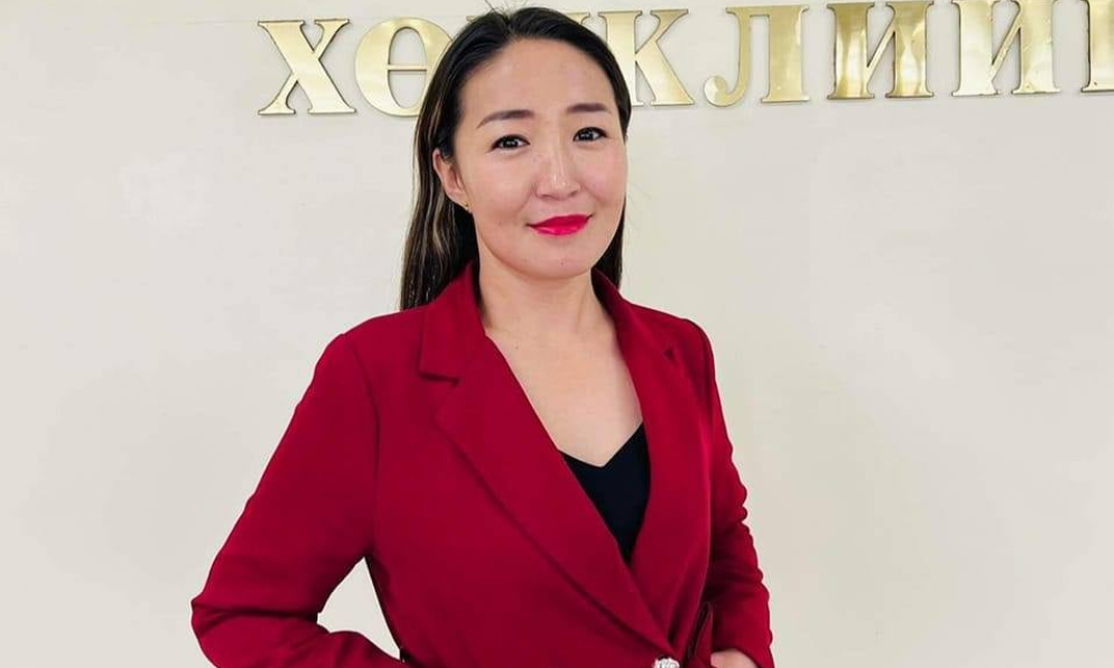 Үл хайхрах гэдэг нь хүүхдийн хэрэгцээ шаардлагад санаатай болон байнга анхаарал тавихгүй байхыг хэлдэг. Энэ нь бие махбодь, сэтгэл зүй, боловсрол, хамгаалал зэрэг олон талд нөлөөлдөг.
Үл хайхралын жишээ:
Хүүхдийг хоол ундгүй, дулаан хувцасгүй байлгах
Өвдөж байхад нь эмнэлэгт үзүүлэхгүй удаан хугацаанд тоохгүй байх
Сургуулиас хойш нь татах, хичээлд хамруулахгүй байх
Хүүхдийн яриаг үл тоох, сэтгэл зүйн дэмжлэг үзүүлэхгүй байх
Гэр бүлд архи, согтууруулах ундаа хэрэглэснээс үүдэж хүүхдийн аюулгүй байдал алдагдах
Хүүхдэд тавих хараа хяналт сул байх (шөнө орой гадаа орхих, гаднын аюулд өртөх нөхцөл бүрдүүлэх)
Хэн хариуцлагатай байх ёстой вэ?
Эцэг эх
Асран хамгаалагч
Харгалзан дэмжигч
Хүүхдэд үүрэг хүлээсэн бүх хүн
Бид яах ёстой вэ?
Хүүхдийн эрхийг нэн тэргүүнд тавих
Сэтгэл зүйн болон биеийн эрүүл мэндэд тогтмол анхаарах
Хүүхдэдээ цаг гаргаж, ярилцаж, ойлгох
Хэрэв ойр орчны хүн, байгууллага хүүхдийг үл хайхарч байгааг мэдвэл холбогдох байгууллагад мэдээлэх /Хүүхдийн тусламжийн 108 дугаарт холбогдох. /
🔍 Та 
Би хүүхдээ өдөр бүр сонсож байна уу?
Түүний эрүүл мэнд, боловсрол, сэтгэл зүйд анхаарч байна уу?
Миний хандлага түүнийг үл хайхарч байгаа мэт болж харагдаж байна уу? гэж насанд хүрсэн хүн та өөрөөсөө асуугаарай.