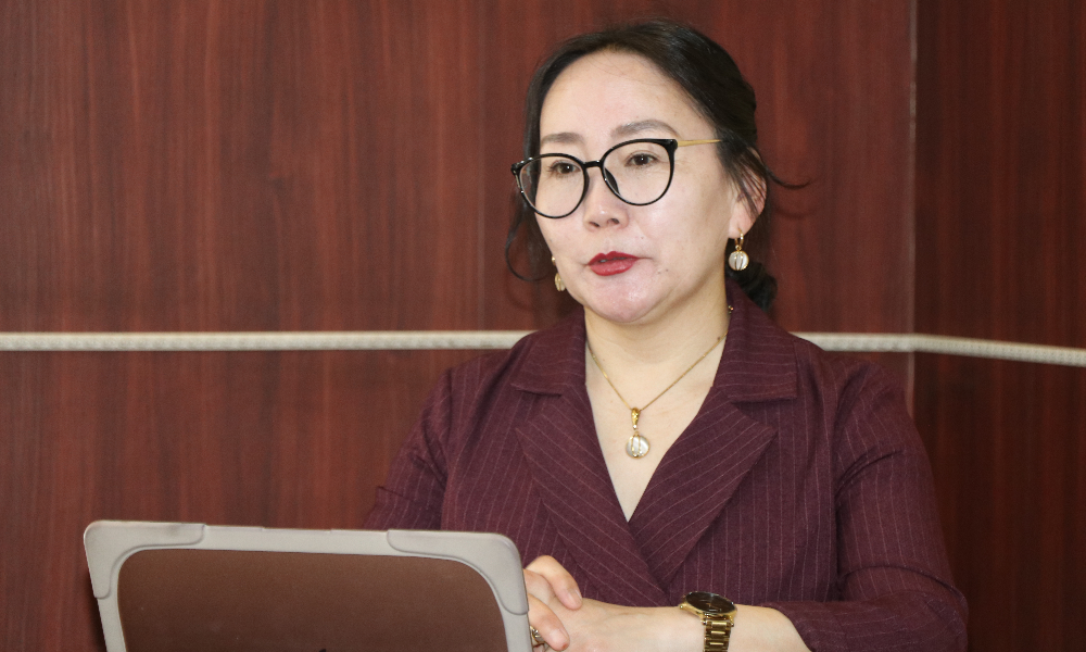 
✅️Аймгийн Засаг даргын 2024-2028 онд хэрэгжүүлэх үйл ажиллагааны хөтөлбөрийн хүрээнд хэрэгжиж буй “Халуун ам бүл-1” төслийн хэрэгжилтийг хангах, өрх, гэр бүлийн хөгжлийн хэрэгцээ, тулгамдсан асуудлыг тодорхойлох зорилгоор суурь судалгааг 2026 оны I улиралд зохион байгуулан амжилттай хэрэгжүүллээ.
✅️Тус судалгааг Гэр бүлийн судалгаа, боловсролын үндэсний хүрээлэнтэй хамтран гүйцэтгэж, аймгийн хэмжээнд мэдээлэл цуглуулах ажлыг нийт 34 хүүхэд, гэр бүлийн нийгмийн ажилтан оролцон зохион байгууллаа.
✅️Энэхүү судалгааны үр дүнд өрх, гэр бүлийн нөхцөл байдал, хэрэгцээ шаардлагыг бодитой тодорхойлох боломж бүрдэж, цаашид хэрэгжүүлэх бодлого, үйл ажиллагааг шинжлэх ухааны үндэслэлтэй төлөвлөх, хэрэгжилтийн чанар, үр нөлөөг дээшлүүлэх чухал ач холбогдолтой суурь мэдээллийн сан болон судалгааны бүрэн хэмжээний гарын авлагатай боллоо.
#хүүхэд_гэрбүл
#Халуун_Ам_Бүл_Төсөл
#Хайрлагдсан_хүүхэд